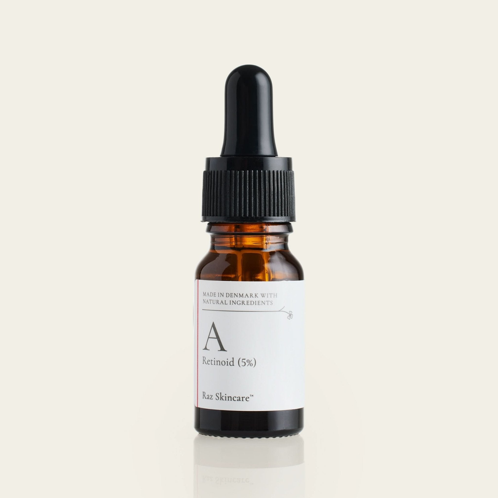 A - Retinoid 5% 10ml - Raz Skincare - placeret foran en beige baggrund