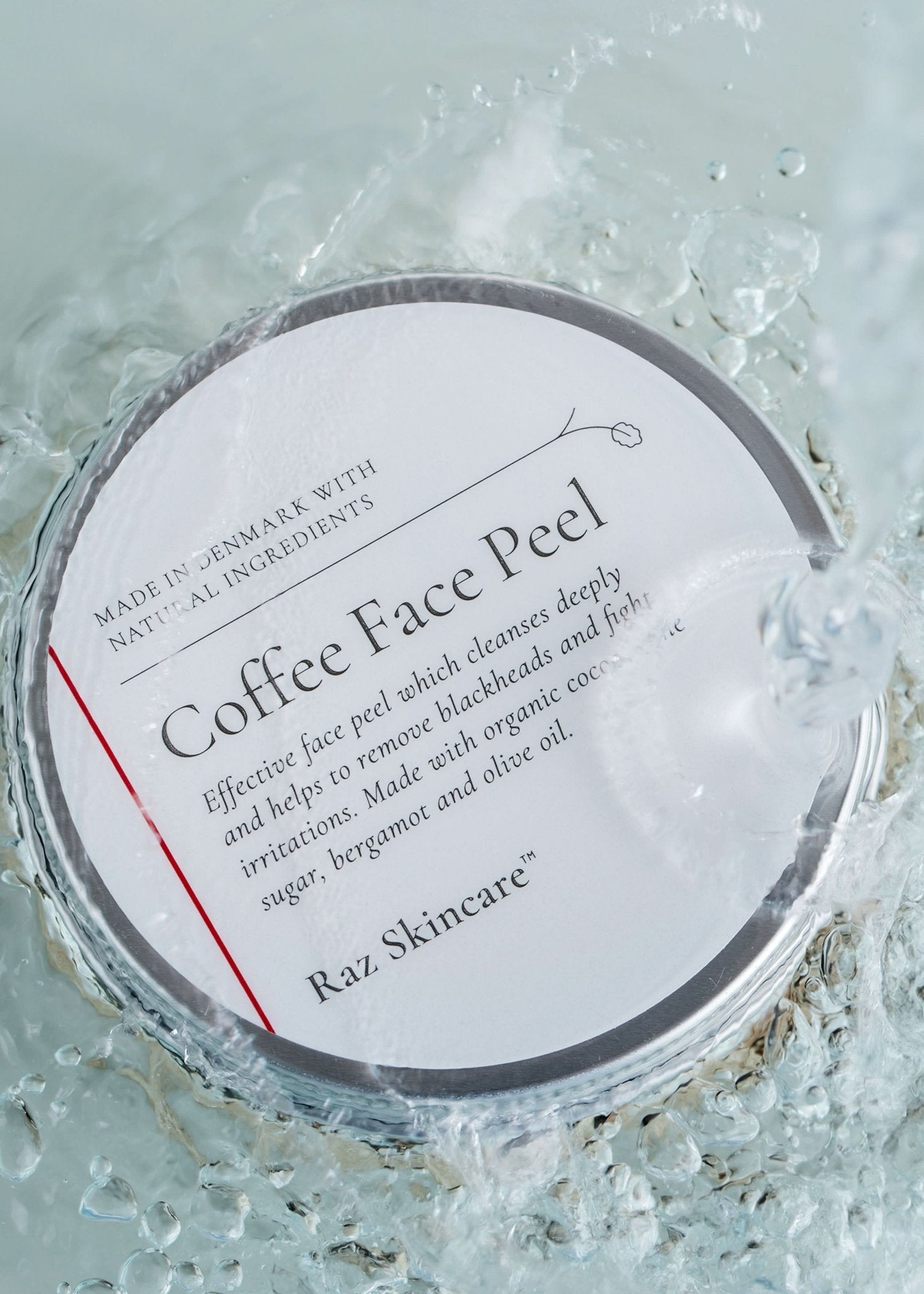 Coffee Face Peel 100g - Raz Skincare - Raz Skincare Coffee Face Peel-krukke fotograferet med vandplask over låget