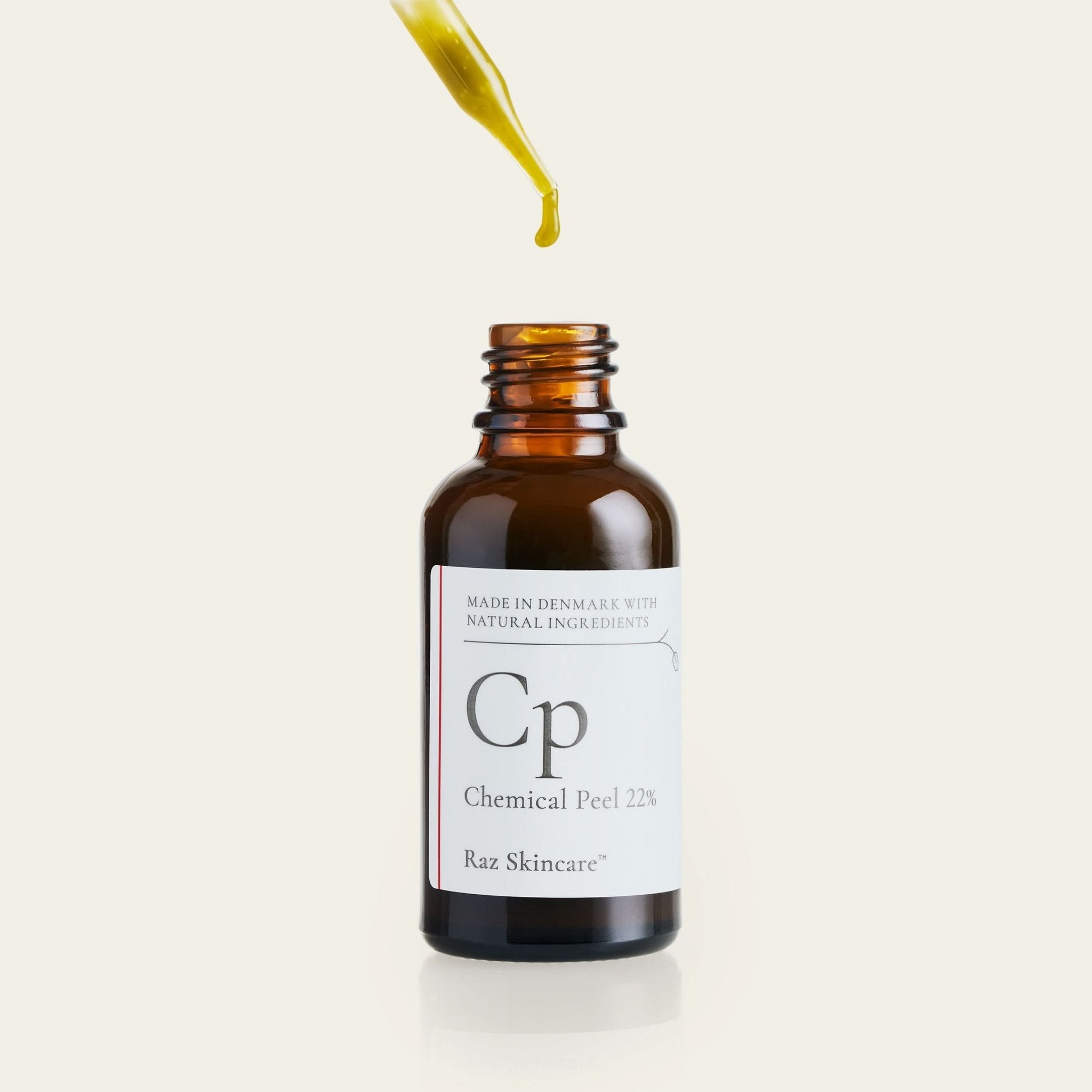CP Chemical Peel 22% 30ml - Raz Skincare - Pipette drypper serum ned i en brun glasflaske med Raz Skincare
