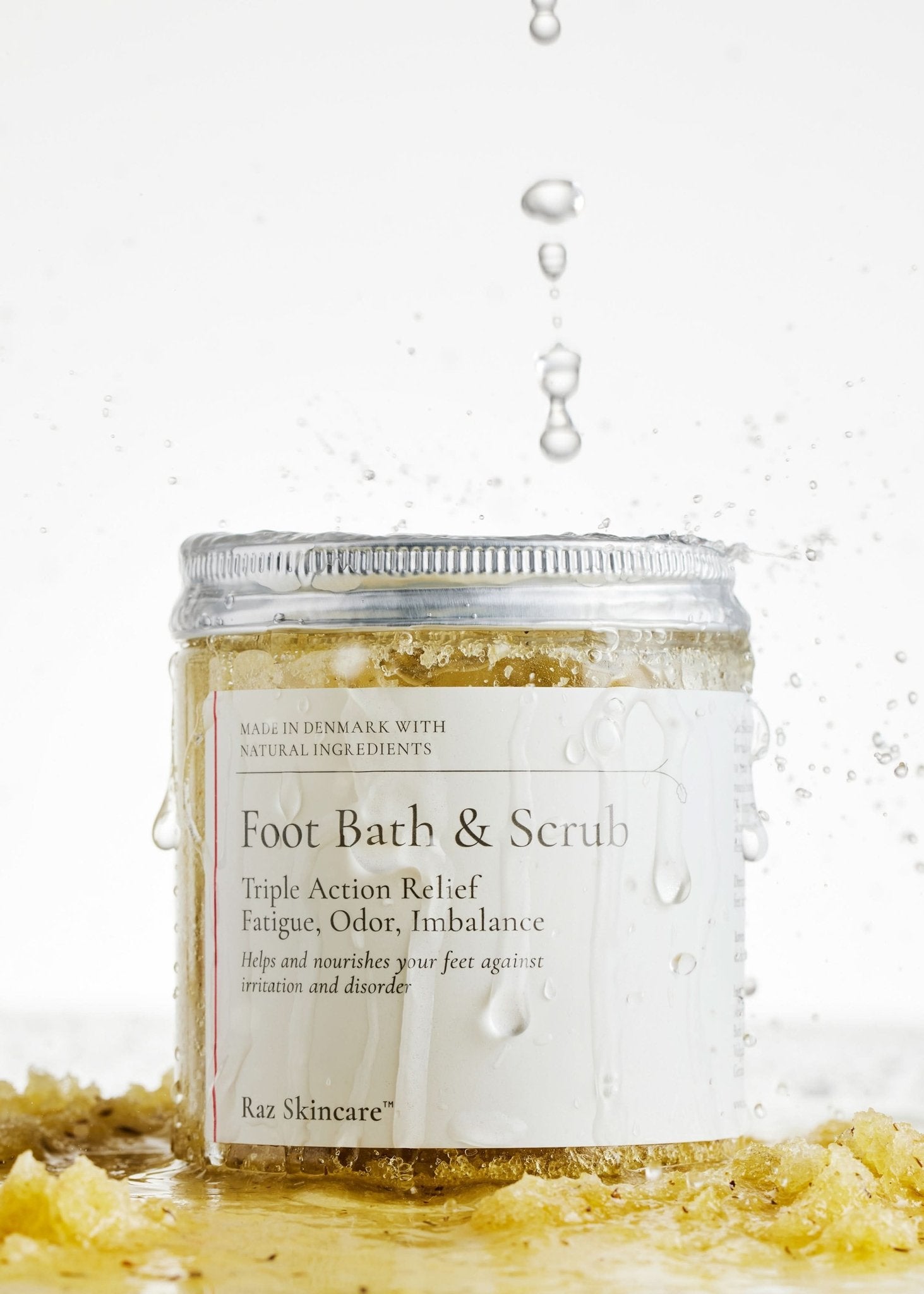 Foot Bath & Scrub 200g - Raz Skincare - Foot Bath & Scrub omgivet af dens egen indhold, skænket vand ovenfra