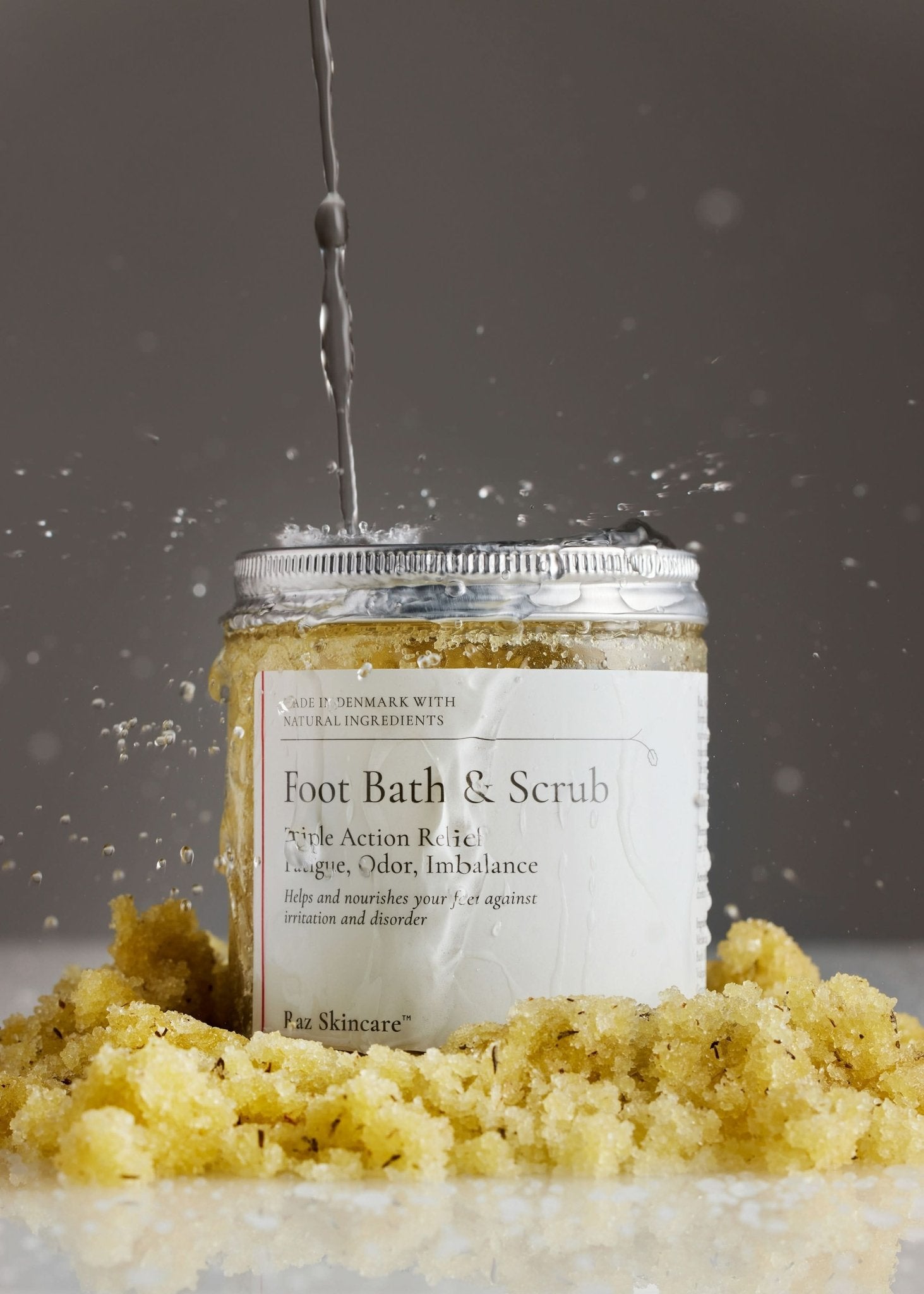 Foot Bath & Scrub 200g - Raz Skincare -Foot Bath & Scrub omgivet af dens egen indhold, skænket vand ovenfra