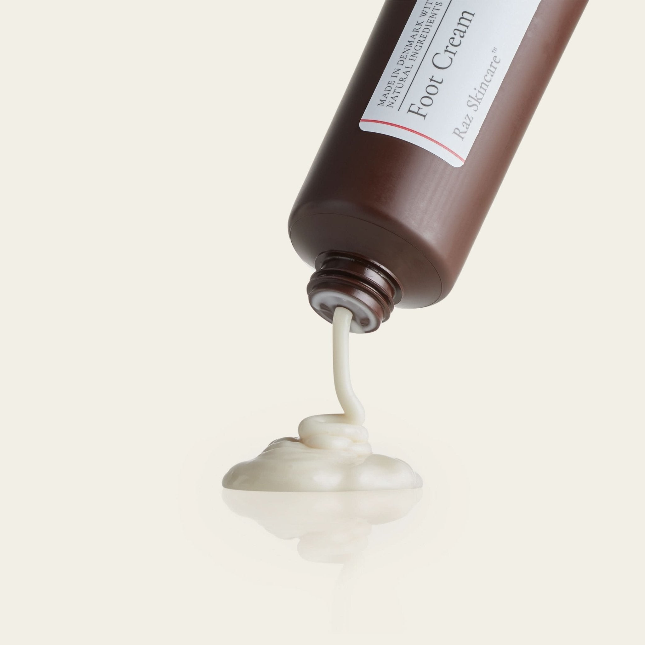Foot Cream 75ml - Raz Skincare - Raz Skincare Foot Cream presses ud af brun tube i en blød cremeklat
