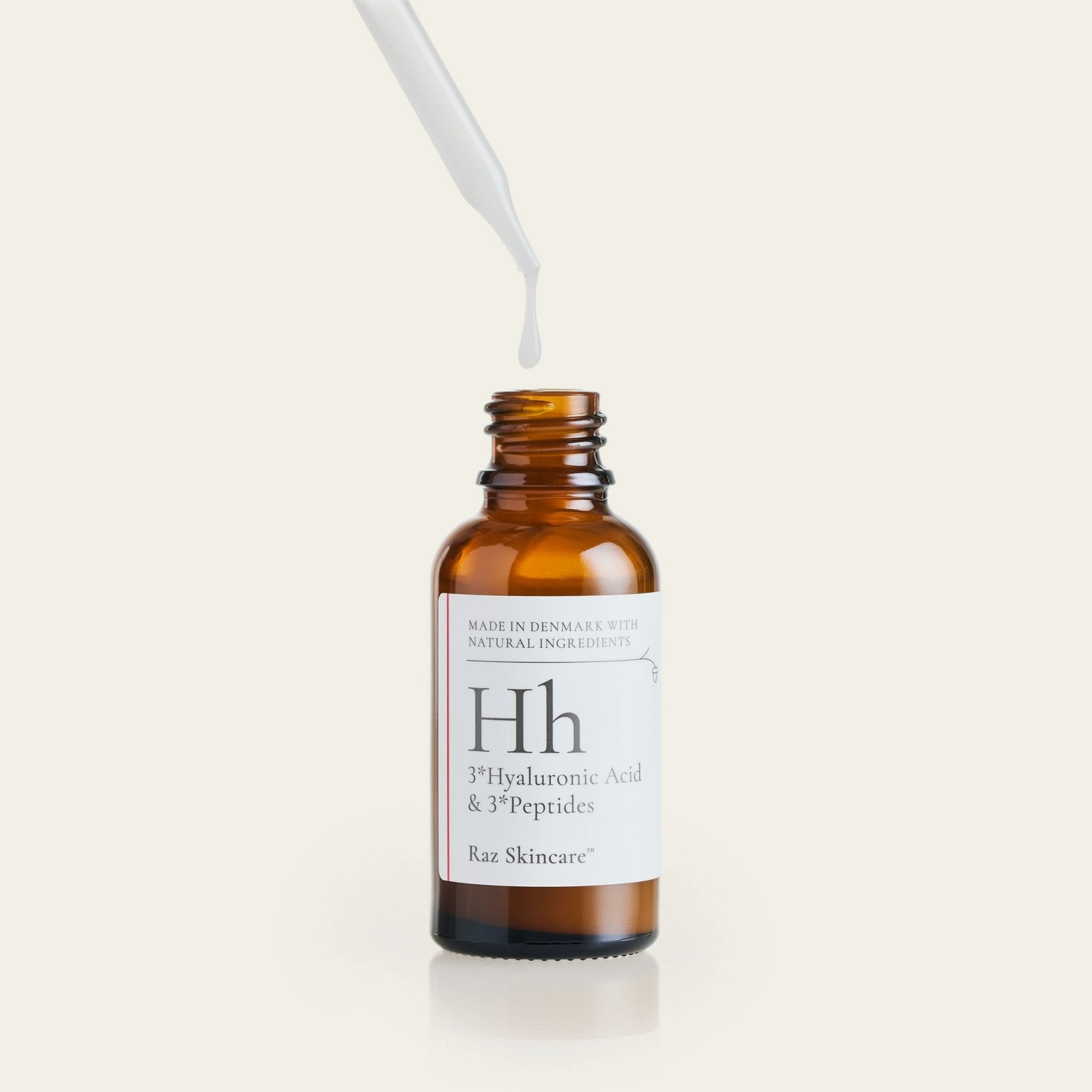 Hh 30ml - Raz Skincare - Pipette drypper serum ned i en brun glasflaske med Raz Skincare Hh Hyaluronic Acid & Peptides