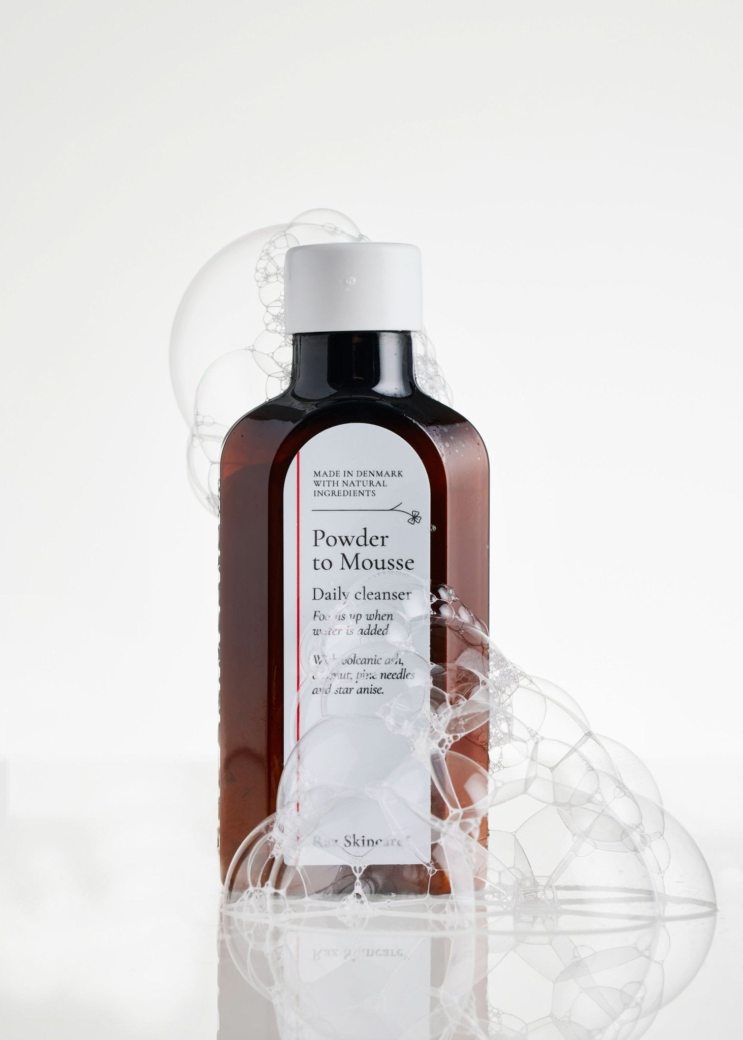 Powder to Mousse 50g - Raz Skincare - Powder to mousse flaske med sæbebobler rundt om
