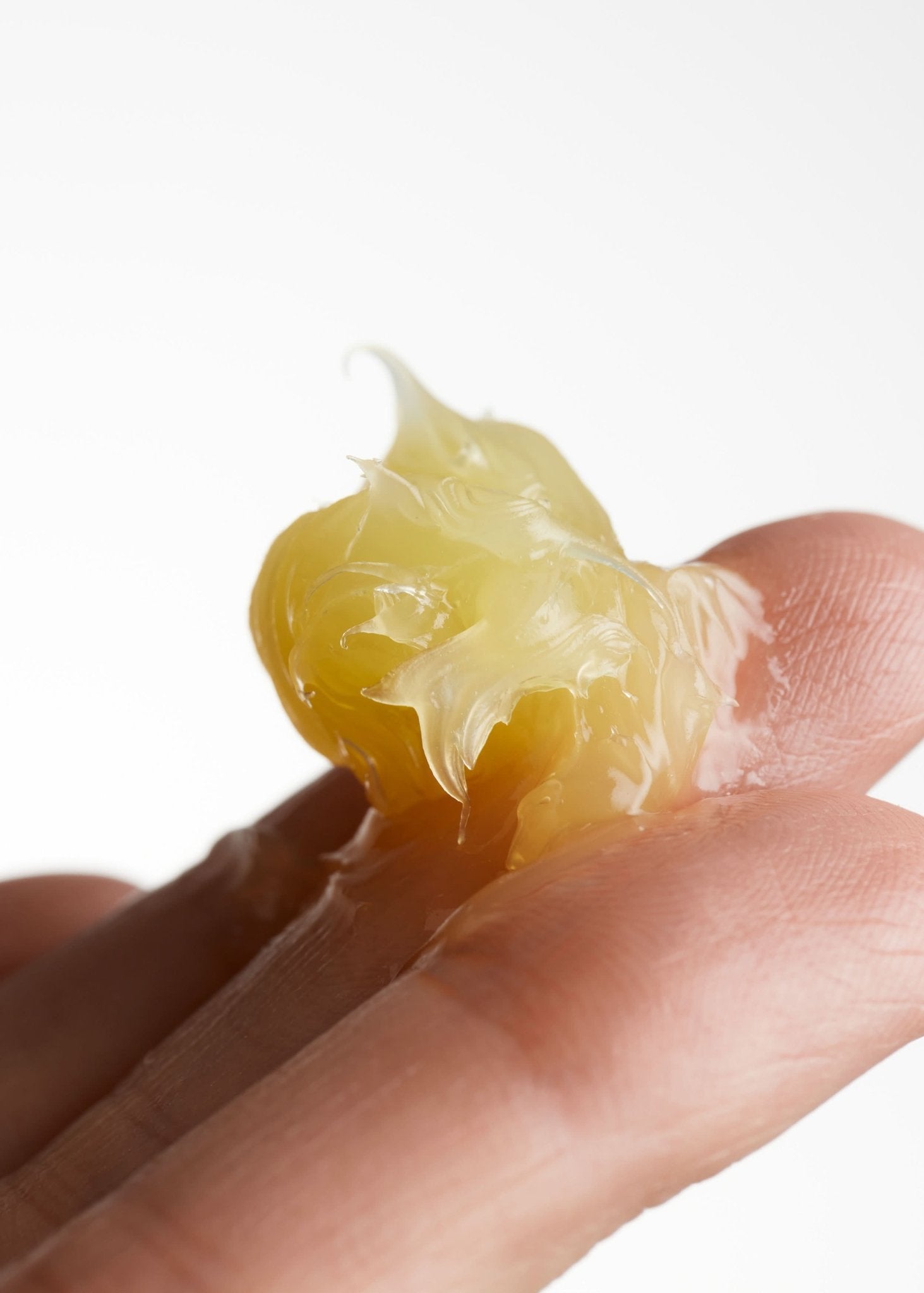 Repair Salve 15ml - Raz Skincare - Repair Salve gele påført på 2 fingre
