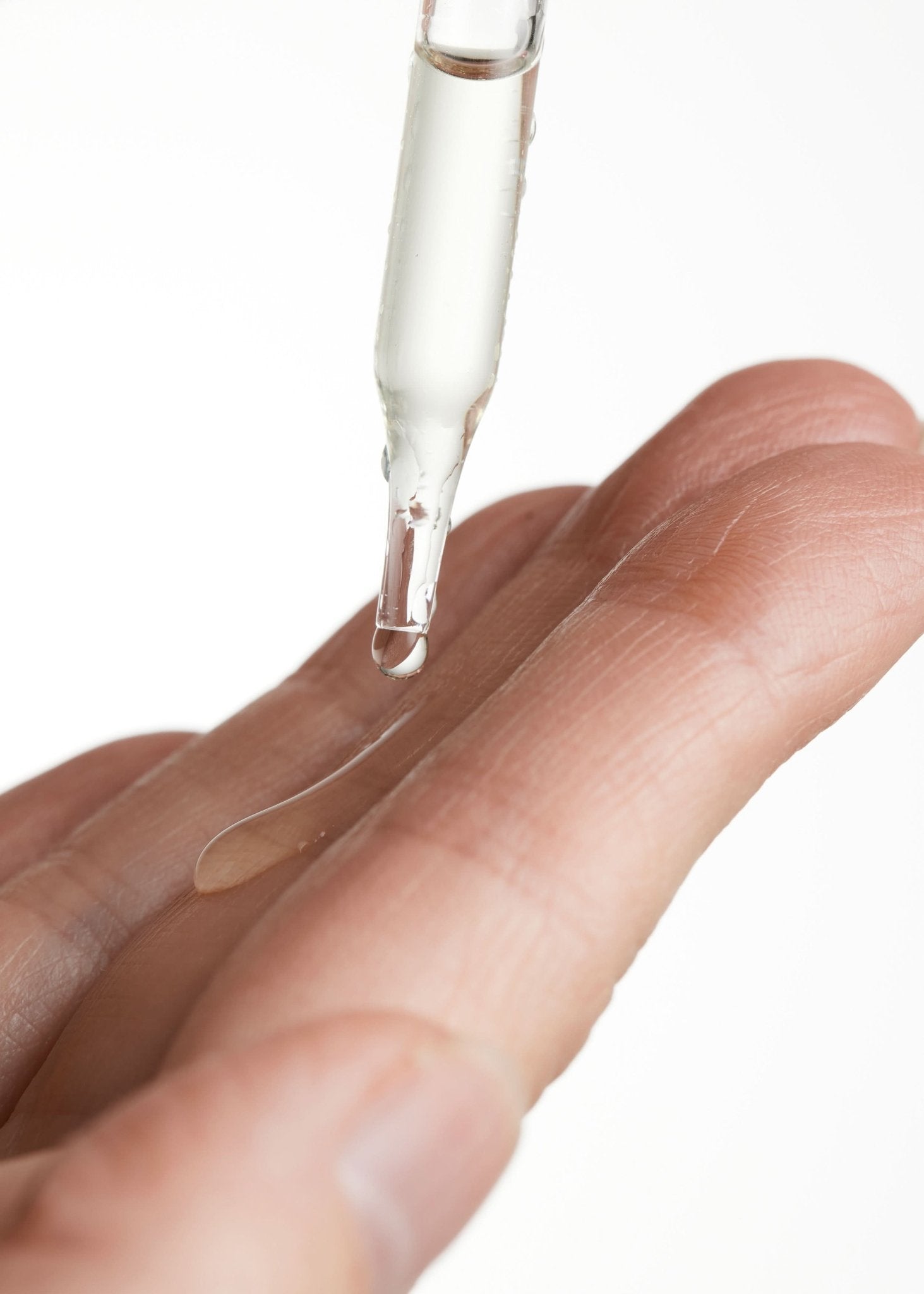 Sd Sun Drops 30ml - Raz Skincare - Serum påført fra pipette på fingrene