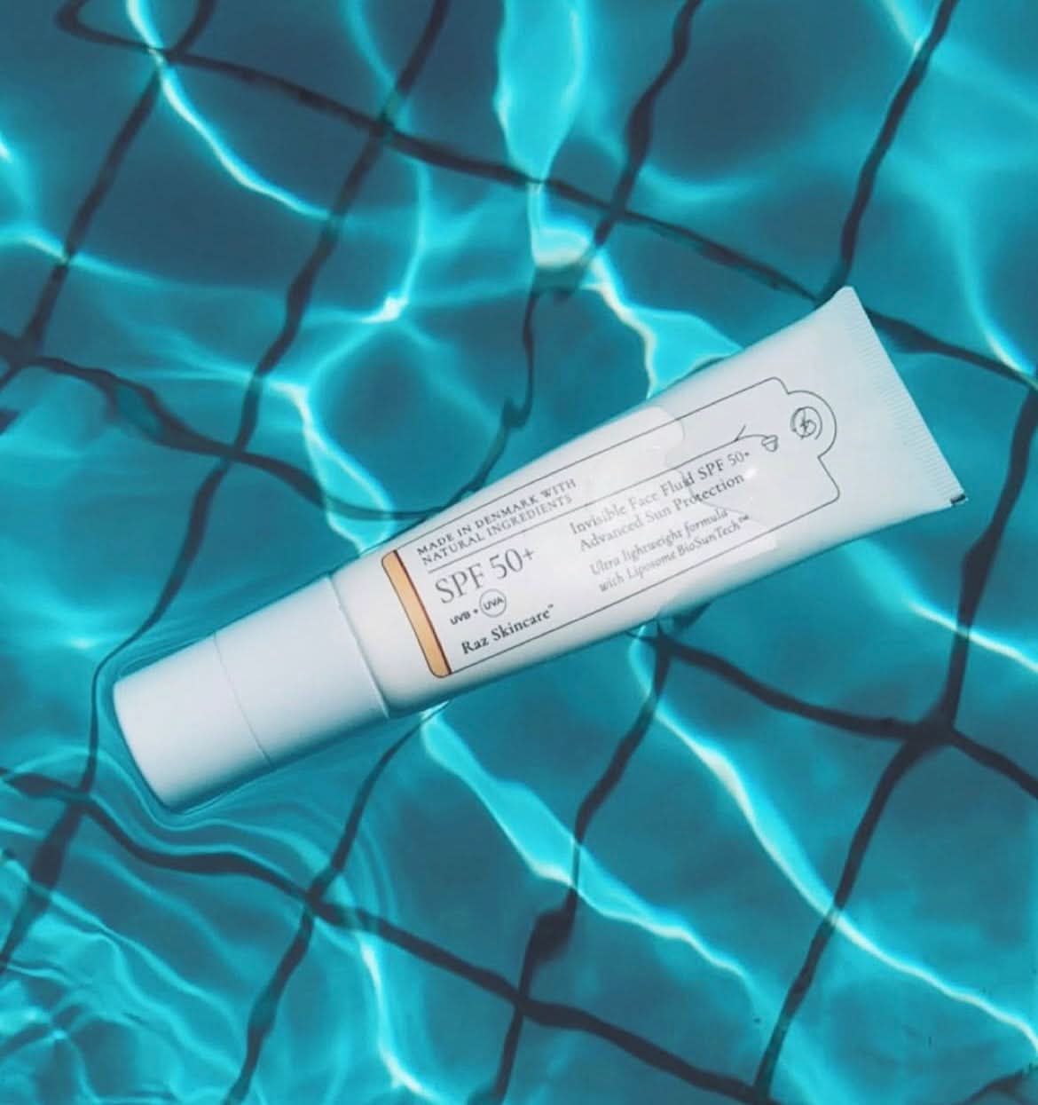 Verdens bedste SPF50+ Ansigts solcreme liggende i pool vandet