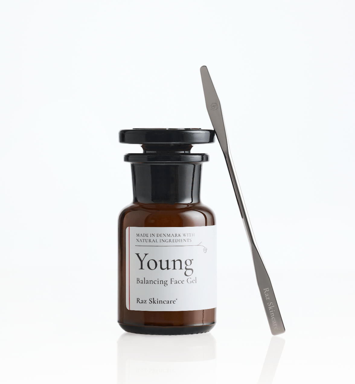 Young - Balancing Face Gel - Raz Skincare med en spatel